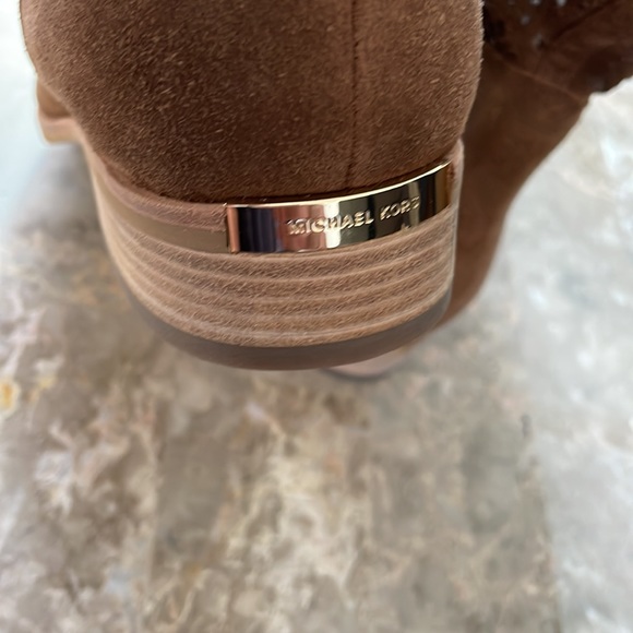 NWT Michael Kors Leather Laser Cut Booties Size 8M Pull On Style - Picture 5 of 11